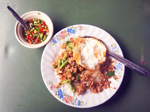 豚肉のバジル炒めご飯 — ストック写真