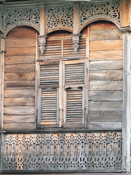 Stary dom drewniany drzwi, tradycyjnym stylu Tajlandia — Zdjęcie stockowe