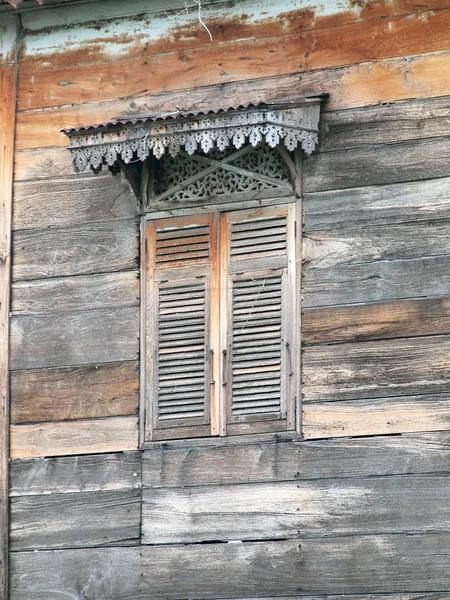 Starý dřevěný dům dveře, Thajsko tradiční styl — Stock fotografie