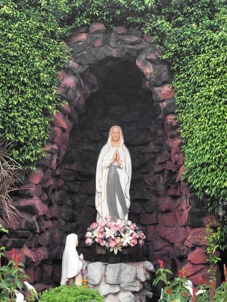 Estátuas de Santa Mulher na Igreja Católica Romana — Fotografia de Stock