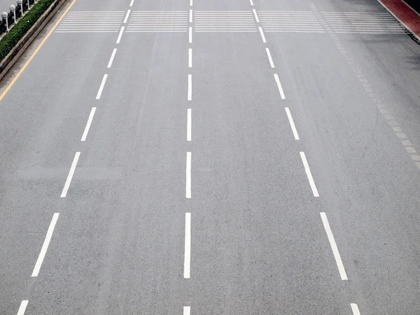 Asfaltweg met witte strepen — Stockfoto