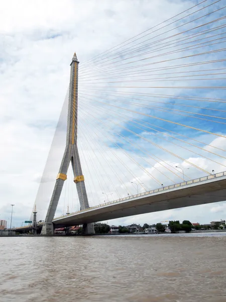 Le pont Rama VIII sur la rivière Chao Praya à Bangkok, Thaïlande — Photo