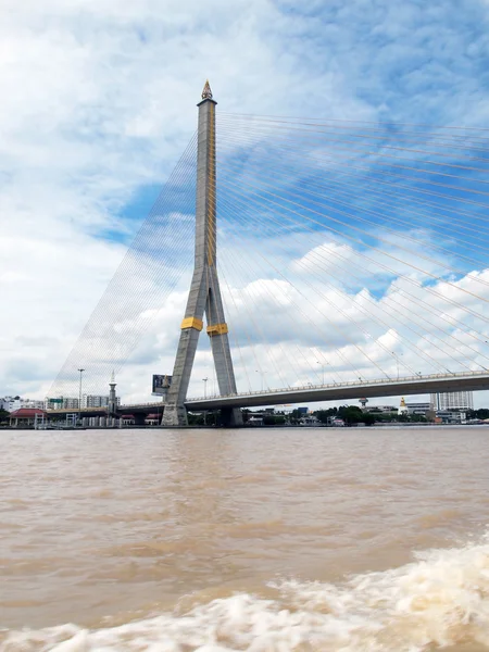 Le pont Rama VIII sur la rivière Chao Praya à Bangkok, Thaïlande — Photo
