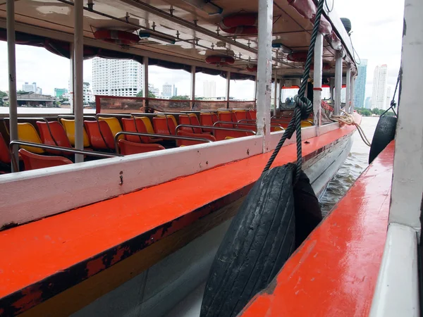Uitdrukkelijke boot op de chao phraya-rivier. — Stockfoto