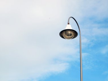 zemin üzerine mavi gökyüzü ile dış genel aydınlatma direği 