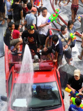 Bangkok - Nisan 13: 13 Nisan 2012 geleneksel songkran yeni yıl festival kutlamak insanlar, silom road, bangkok, Tayland, kalabalık