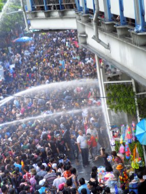 Bangkok - Nisan 13: 13 Nisan 2012 geleneksel songkran yeni yıl festival kutlamak insanlar, silom road, bangkok, Tayland, kalabalık