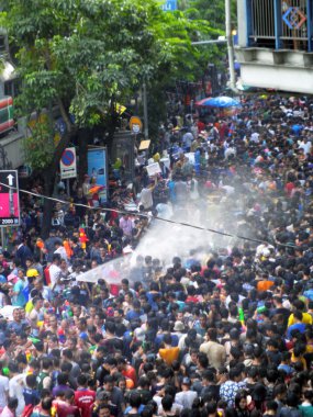 Bangkok - Nisan 13: 13 Nisan 2012 geleneksel songkran yeni yıl festival kutlamak insanlar, silom road, bangkok, Tayland, kalabalık