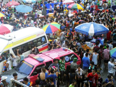 Bangkok - Nisan 13: 13 Nisan 2012 geleneksel songkran yeni yıl festival kutlamak insanlar, silom road, bangkok, Tayland, kalabalık