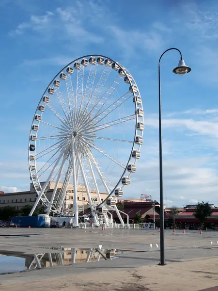 BANGKOK - 21 de setembro: Big Ferris Wheel na ASIATIQUE The Riverfront Factory District em setembro 21,2013 em Bangkok, Thailand.Ov er 500 boutiques de moda alojados no Factory District of Asiatique The Ri — Fotografia de Stock