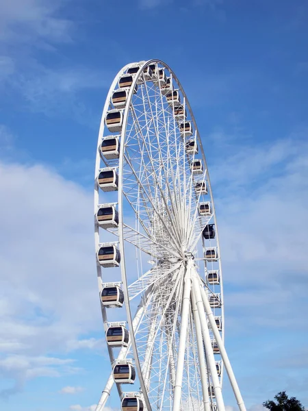 BANGKOK - 21 de septiembre: Big Ferris Wheel en ASIATIQUE The Riverfront Factory District el 21 de septiembre de 2013 en Bangkok, Tailandia.Ov er 500 boutiques de moda ubicadas en Factory District of Asiatique The Ri —  Fotos de Stock