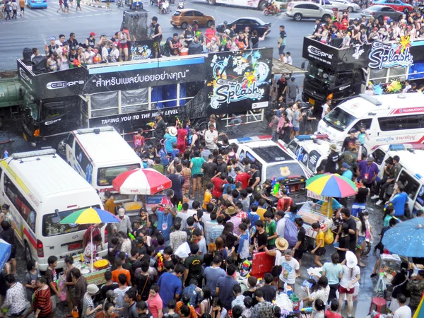 BANGKOK - 13 DE ABRIL: Multitud de personas celebrando el tradicional Festival de Año Nuevo de Songkran, 13 de abril de 2012, Silom road, Bangkok, Tailandia — Foto de Stock