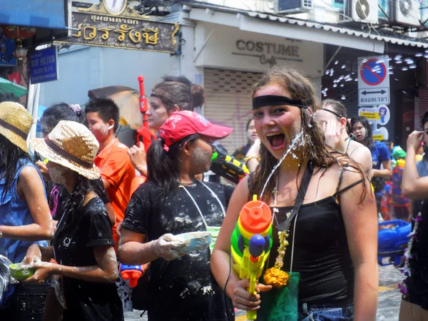 Bangkok, thailand - 13 april: niet-geïdentificeerde Thaise en internationale mensen genieten in "bangkok songkran festival 2012 (thailand Nieuwjaar)" op khao san road op april 13,2012 in bangkok, thailand — Stockfoto