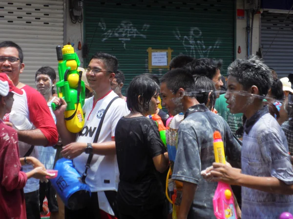 BANGKOK, THAÏLANDE - 13 AVRIL : Le public thaïlandais et international non identifié profite du "Bangkok Songkran Festival 2012 (Nouvel An Thaïlande)" à Khao san Road le 13 avril 2012 à Bangkok, Thaïlande — Photo