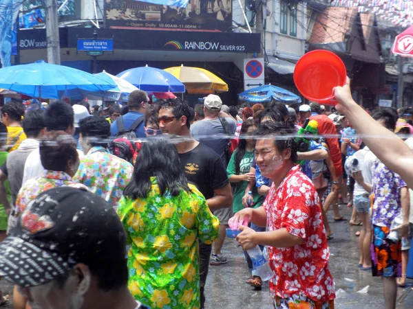 BANGKOK, TAILANDIA - 13 DE ABRIL: Personas tailandesas e internacionales no identificadas disfrutan en "Bangkok Songkran Festival 2012 (Tailandia año nuevo)" en Khao san Road el 13 de abril de 2012 en Bangkok, Tailandia — Foto de Stock