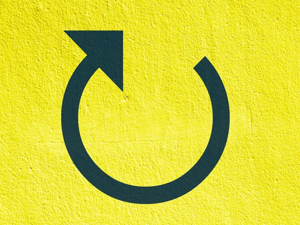 A refresh arrow points to the right painted on a stucco wall outside — Stock Photo, Image