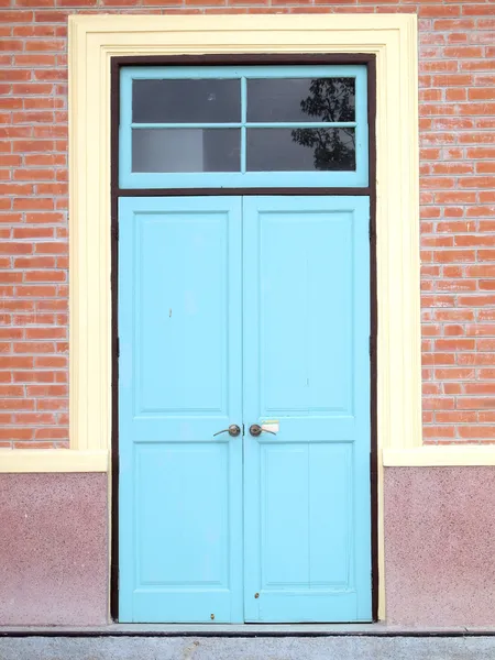 Holztür zum Haus — Stockfoto