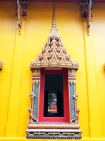 Janelas de arte tailandesas no templo da Tailândia — Fotografia de Stock