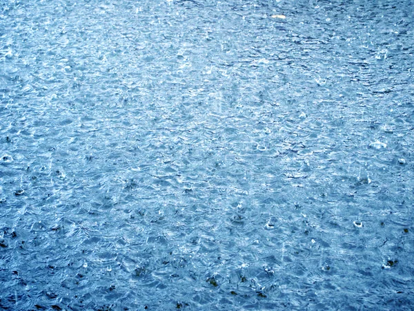 Regentropfen im Wasser — Stockfoto