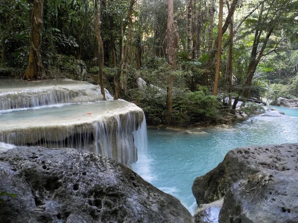 Πτώση του νερού στην σεζόν άνοιξη βρίσκεται στο πυκνό δάσος βροχή ζούγκλα — Φωτογραφία Αρχείου