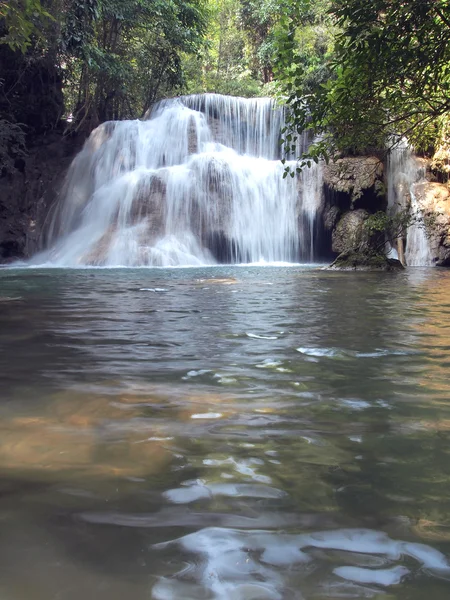 Cascata d'acqua nella stagione primaverile situata nella giungla della foresta pluviale profonda — Foto Stock