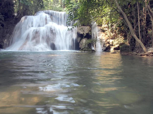 Cascata d'acqua nella stagione primaverile situata nella giungla della foresta pluviale profonda — Foto Stock