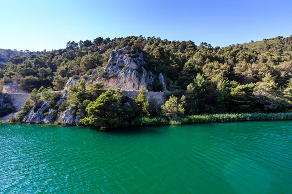 Národní park krka a řeka krka nedaleko města skradin, Chorvatsko — Stock fotografie