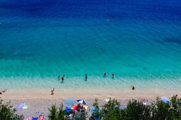 Schöner adriatischer Strand und transparentes blaues Wasser in der Nähe von Split, — Stockfoto