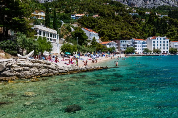 Belle plage et mer Adriatique turquoise transparente près de Spli — Photo