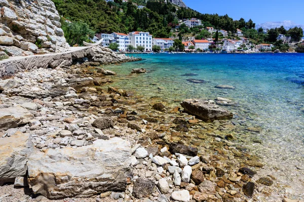 Hermosa playa y mar Adriático turquesa transparente cerca de Spli — Foto de Stock