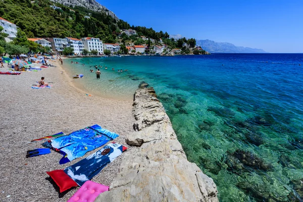 Mare blu profondo con acqua trasparente e bella spiaggia adriatica — Foto Stock