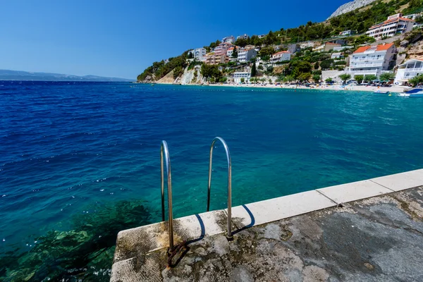 Escalera de metal en la playa y el mar Mediterráneo azul cerca de Split —  Fotos de Stock