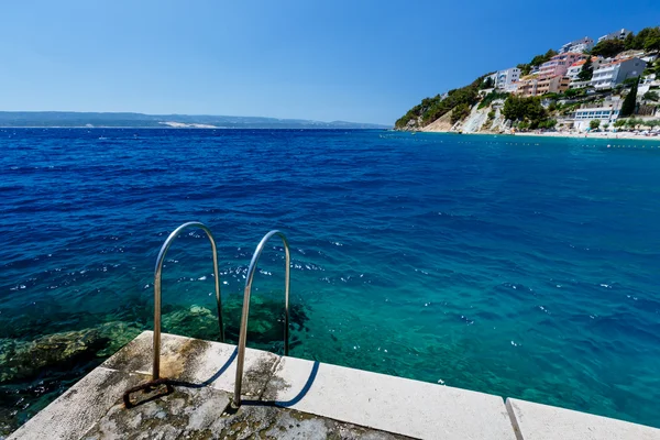 Metall stege på stranden och azure Medelhavet nära split — Stockfoto