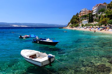 split, Hırvatistan yakınındaki sakin bir koyda Motorlu kayak sandallar