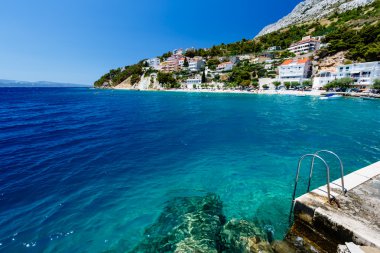 plaj ve gök mavisi Akdeniz bölünmüş yakınındaki Metal merdiven