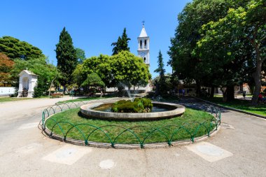 çeşmeler ile canlı kaplumbağalar ve küçük kilise sibenik, Hırvatistan