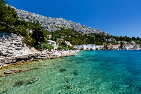 Bella spiaggia e trasparente mare Adriatico turchese vicino Spli — Foto Stock