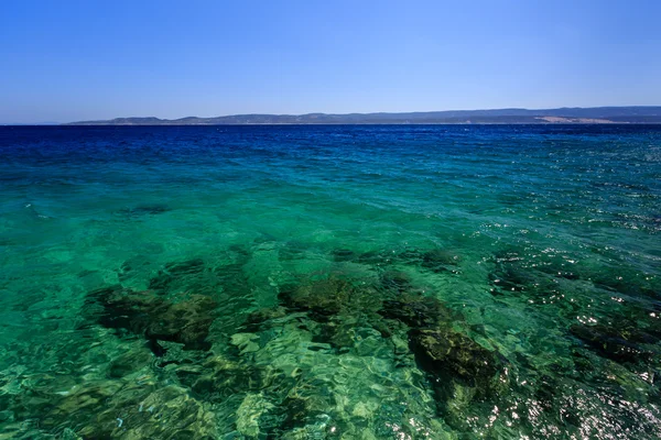 Meraviglioso mare Adriatico con acque profonde blu vicino a Spalato, Croazia — Foto Stock