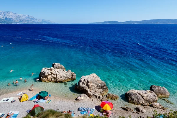 Όμορφη παραλία και την Αδριατική με διαφανή μπλε νερό νέα — Φωτογραφία Αρχείου