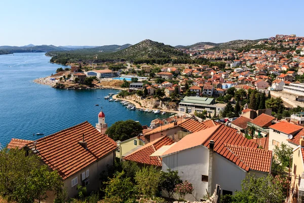 Panoramisch uitzicht vanaf de heuvel op sibenik en Dalmatische eilanden, c — Stockfoto