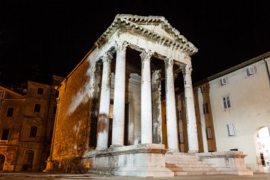 Antik Roma Tapınağı augustus Pula, gece, Hırvatistan