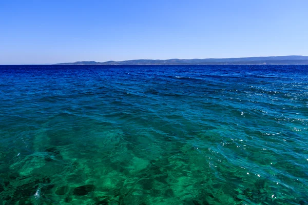 Csodálatos Adriai-tenger, mély kék víz, Split közelében, Horvátország — Stock Fotó