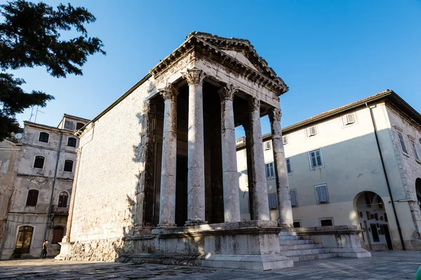 Antigo Templo Romano de Augusto em Pula, Ístria, Croácia — Fotografia de Stock