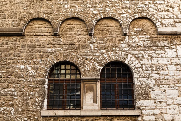 Finestre ad arco in Antica Casa a Pola, Croazia — Foto Stock