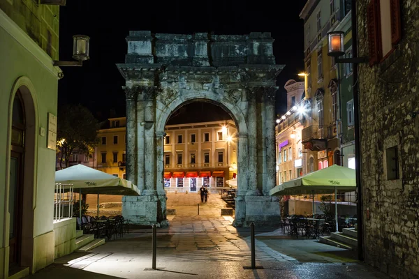 Golden gate (łuk Sergiusza) w puli w nocy, Chorwacja — Zdjęcie stockowe