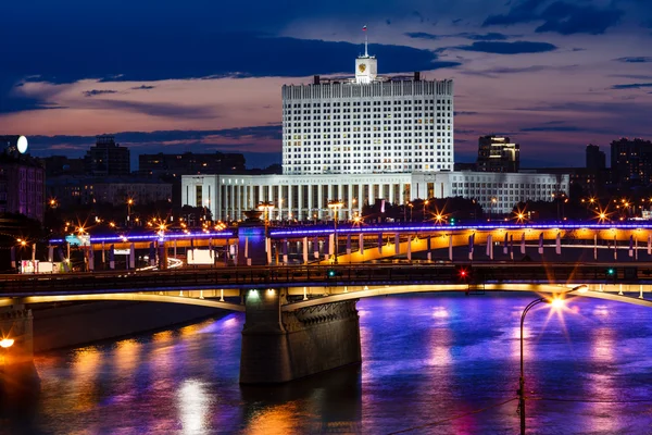 Casa Blanca y el desembarco del río Moscú en la noche, Rusia —  Fotos de Stock