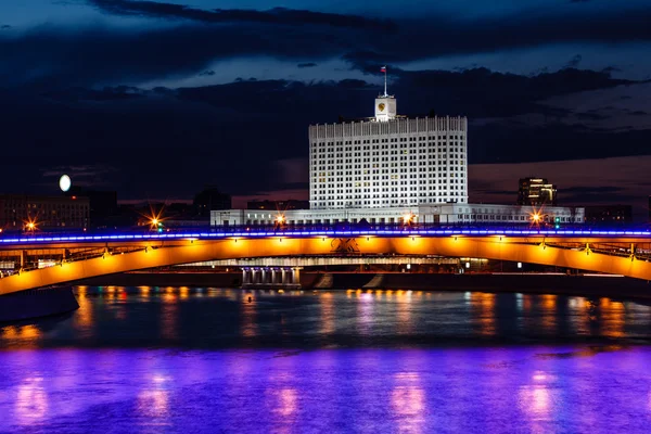 Casa Blanca y el desembarco del río Moscú en la noche, Rusia — Foto de Stock