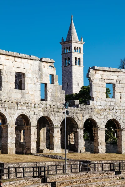 Witte kerk en het oude Romeinse amfitheater in pula, Istrië, — Stockfoto