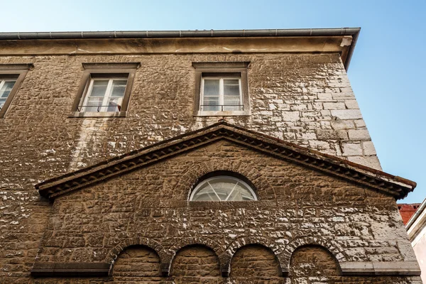 在古代房子在普拉，克罗地亚的拱形的窗 — 图库照片