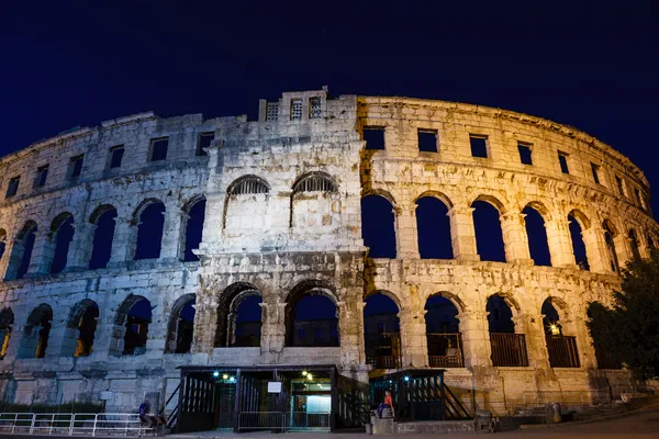 Antik Roma amfi tiyatro pula, gece, Hırvatistan — Stok fotoğraf